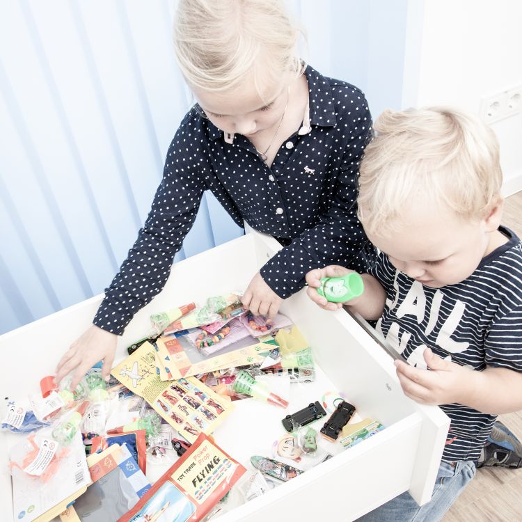 Praxis Billerbeck: Wartezimmer mit Spiele-Schublade für die Kleinsten
